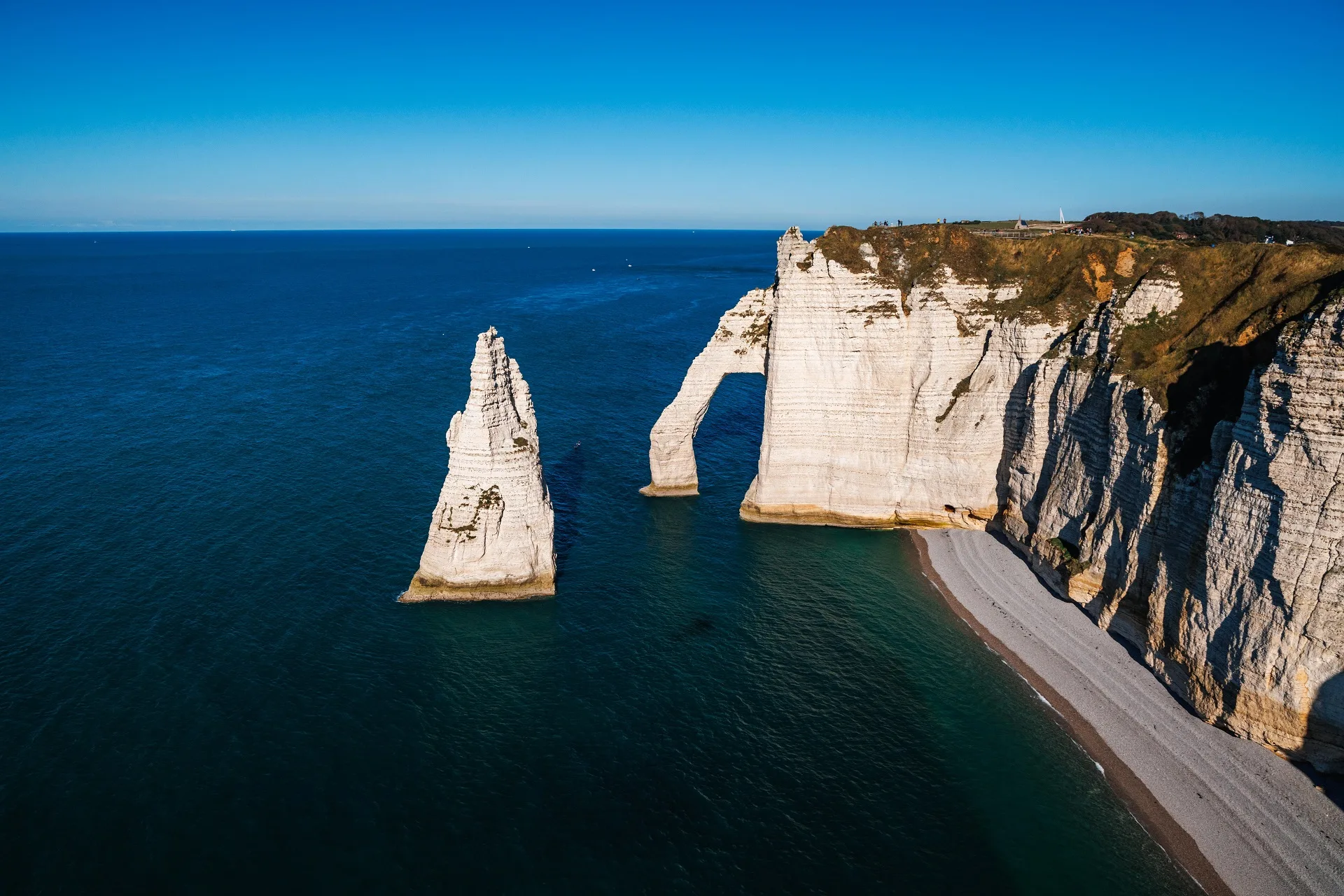 Aiguille_et_arche_d_Etretat_Seine-Maritime