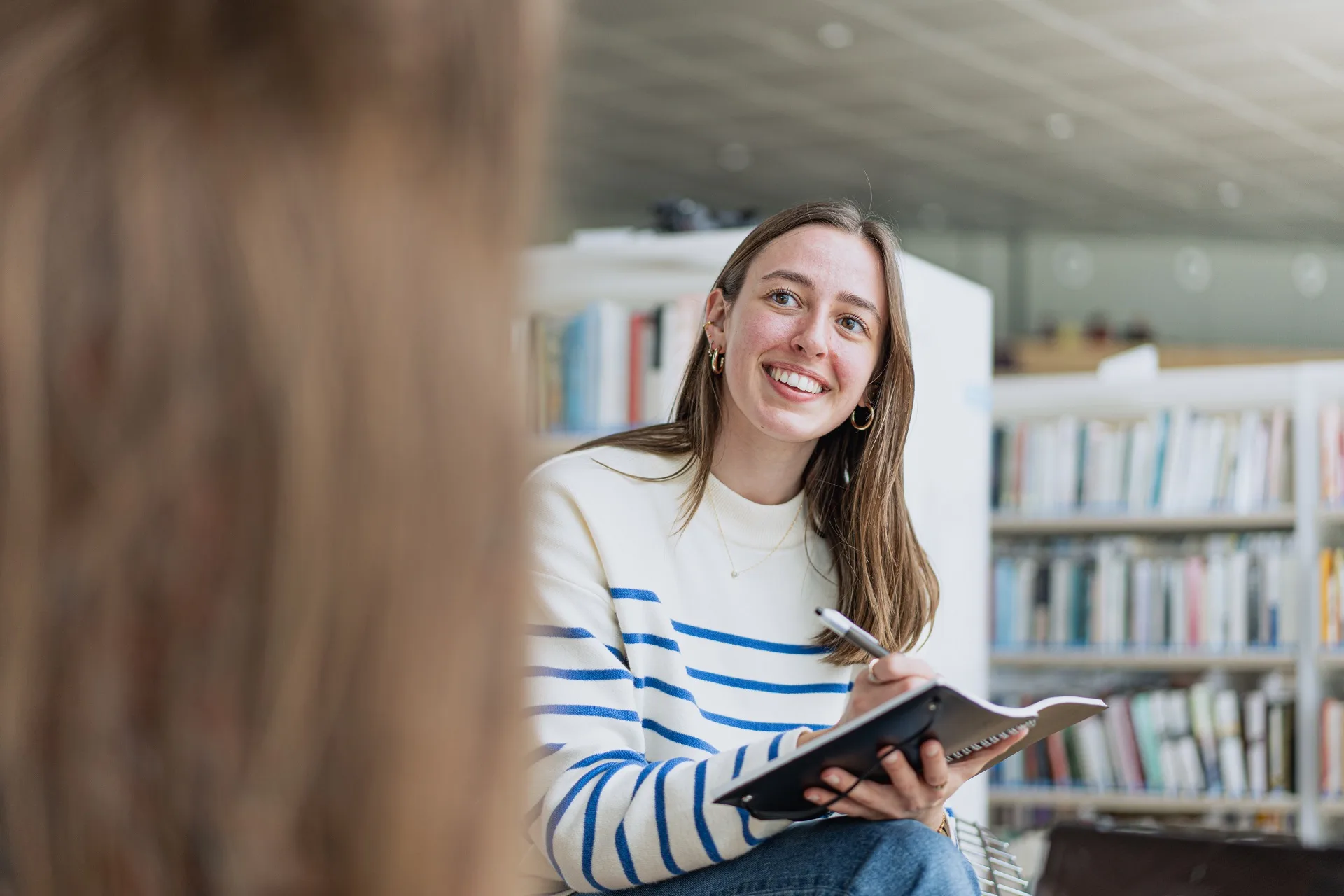 Jeune étudiante à la bibliothèque de Caen