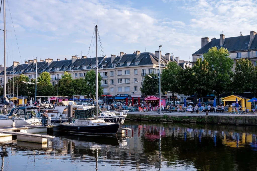 Port_de_plaisance_de_Caen_et_guinguettes_sur_les_quais calvados