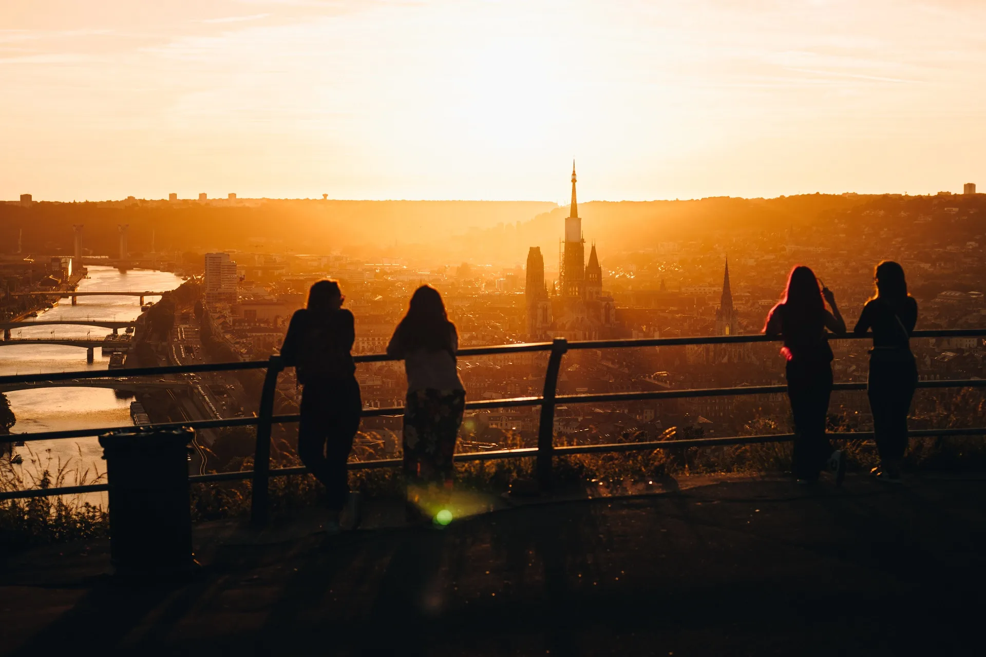 Depuis_le_panorama_Sainte-Catherine_au_coucher_du_soleil__vue_sur_la_cathedrale_de_Rouen