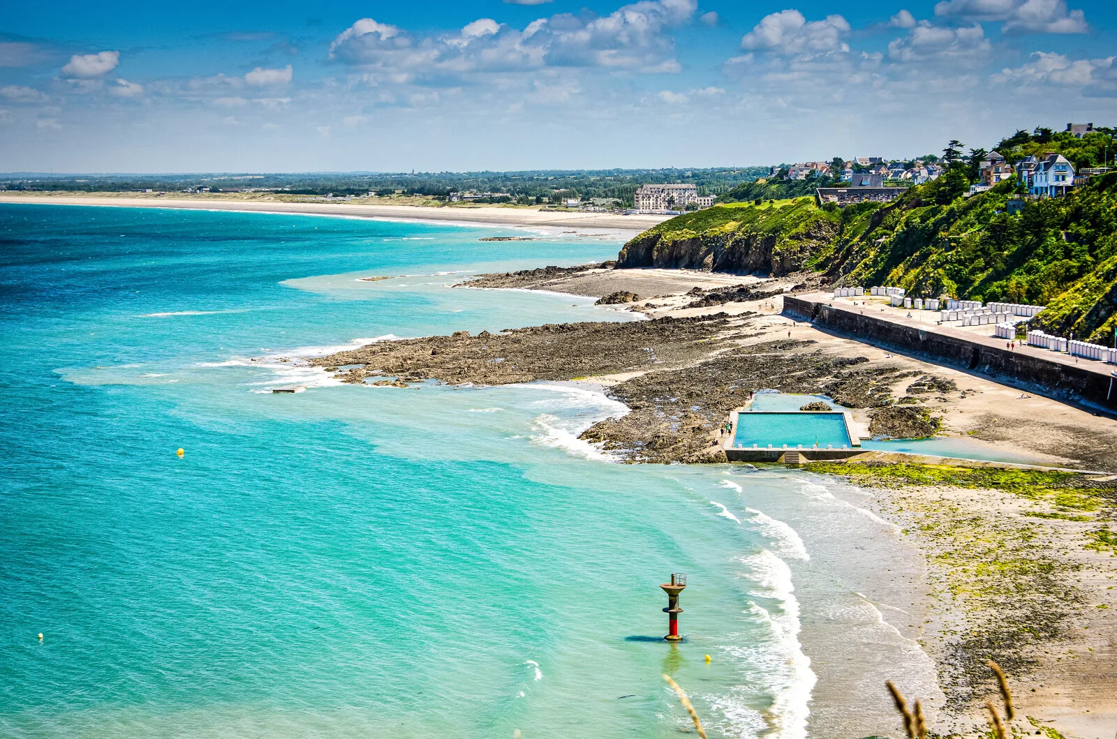 Piscine_en_bord_de_mer_avec_eau_turquoise__a_Granville_