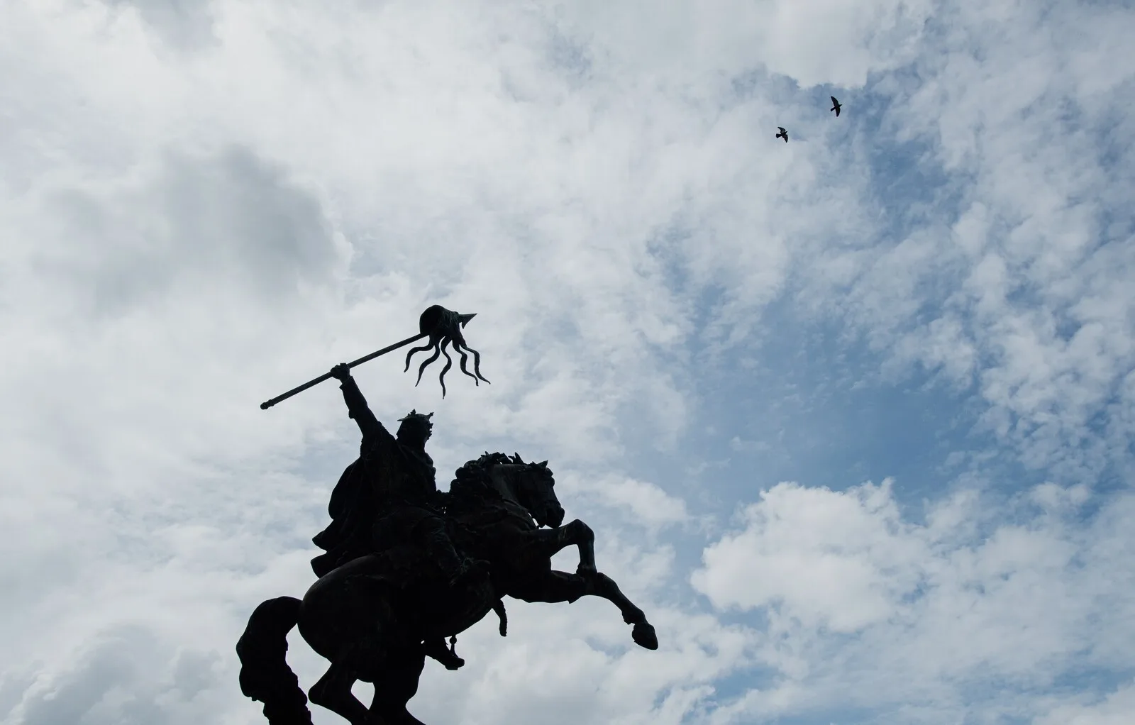 Statue_de_Guillaume_le_Conquerant_sur_un_cheval__a_Falaise__par_Louis_Rochet