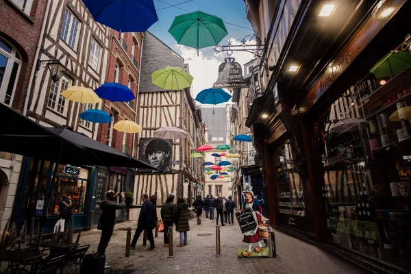 Rouen__rue_Massacre__parapluies